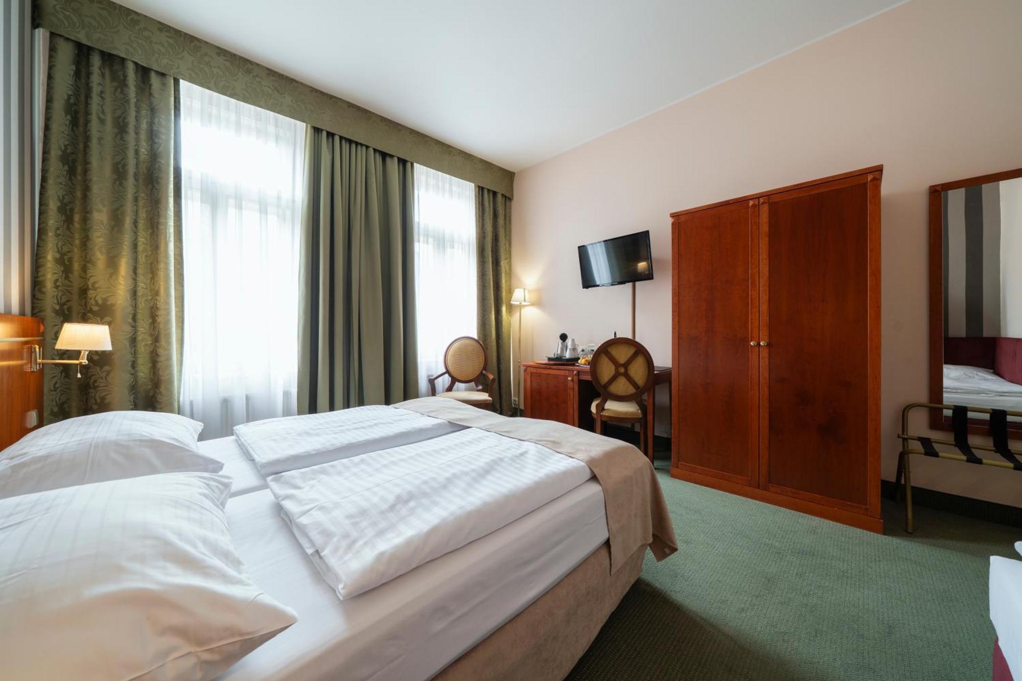 Hotel Raffaello Prague Exterior photo