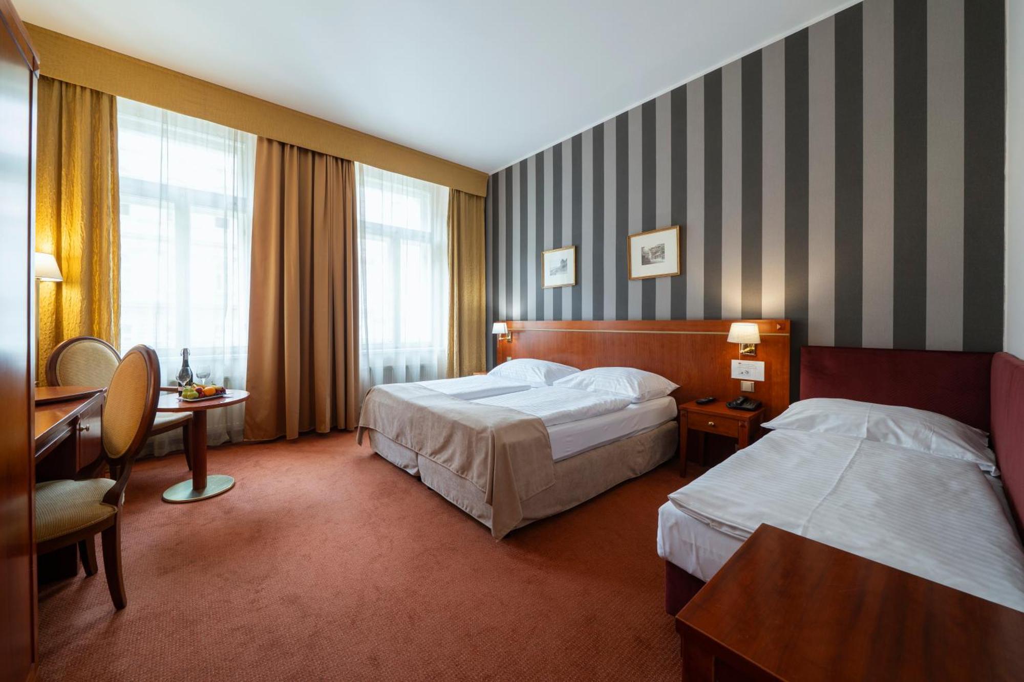 Hotel Raffaello Prague Exterior photo